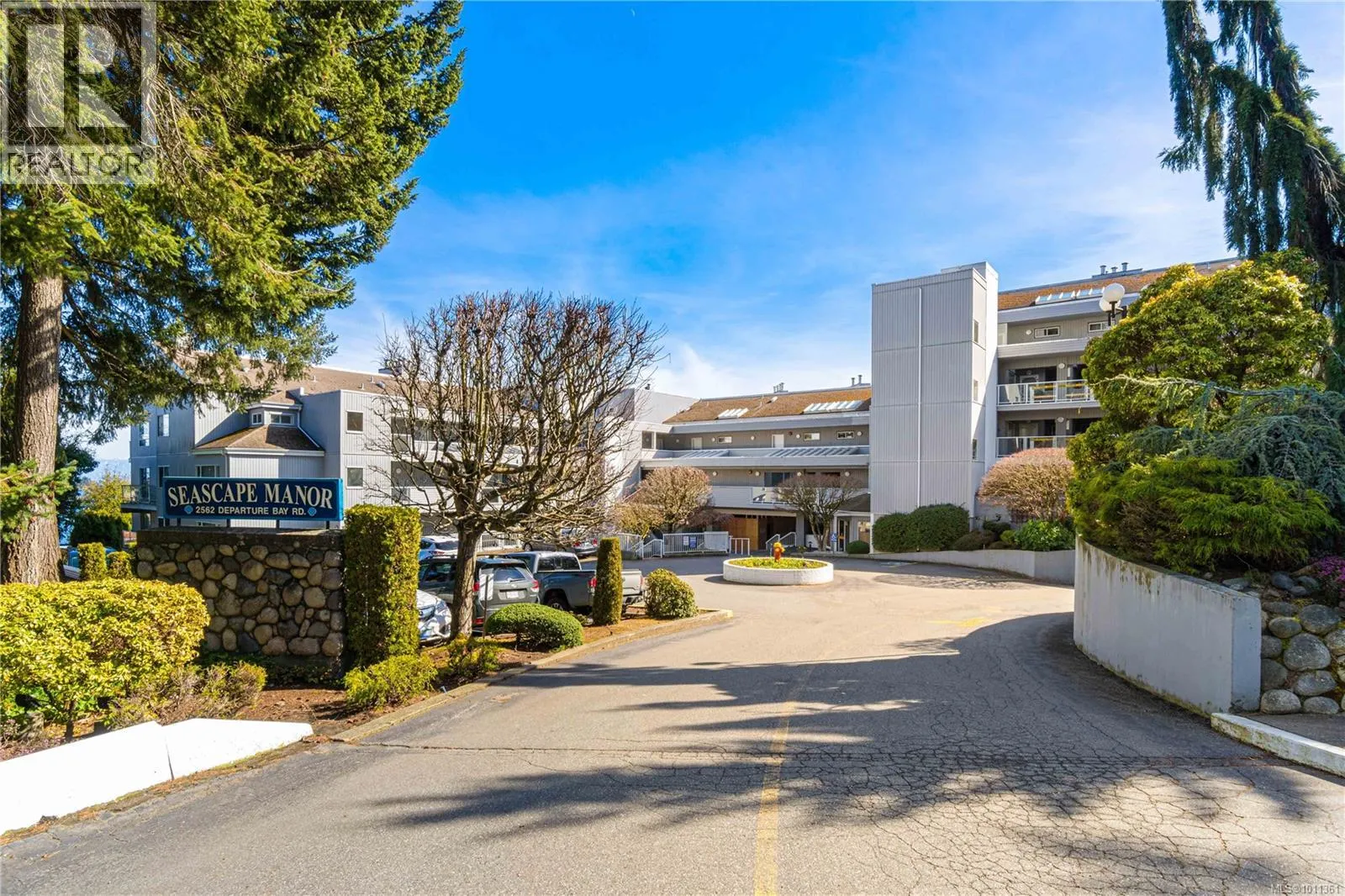 606 2562 Departure Bay Rd