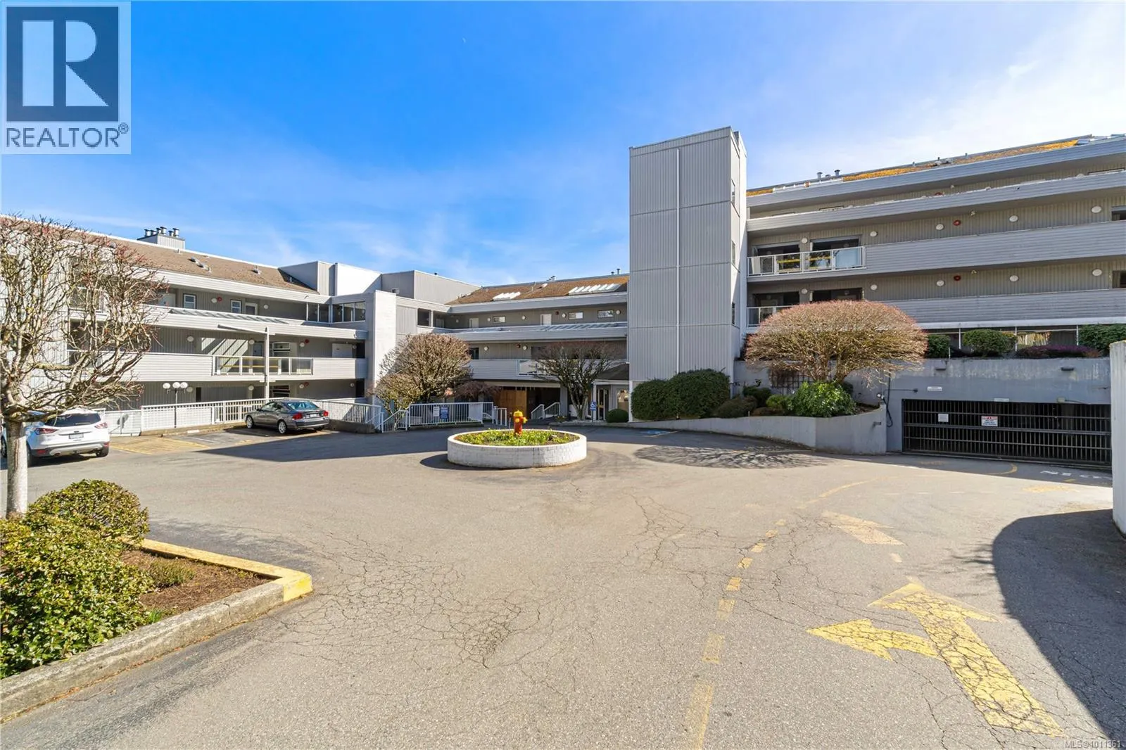 606 2562 Departure Bay Rd