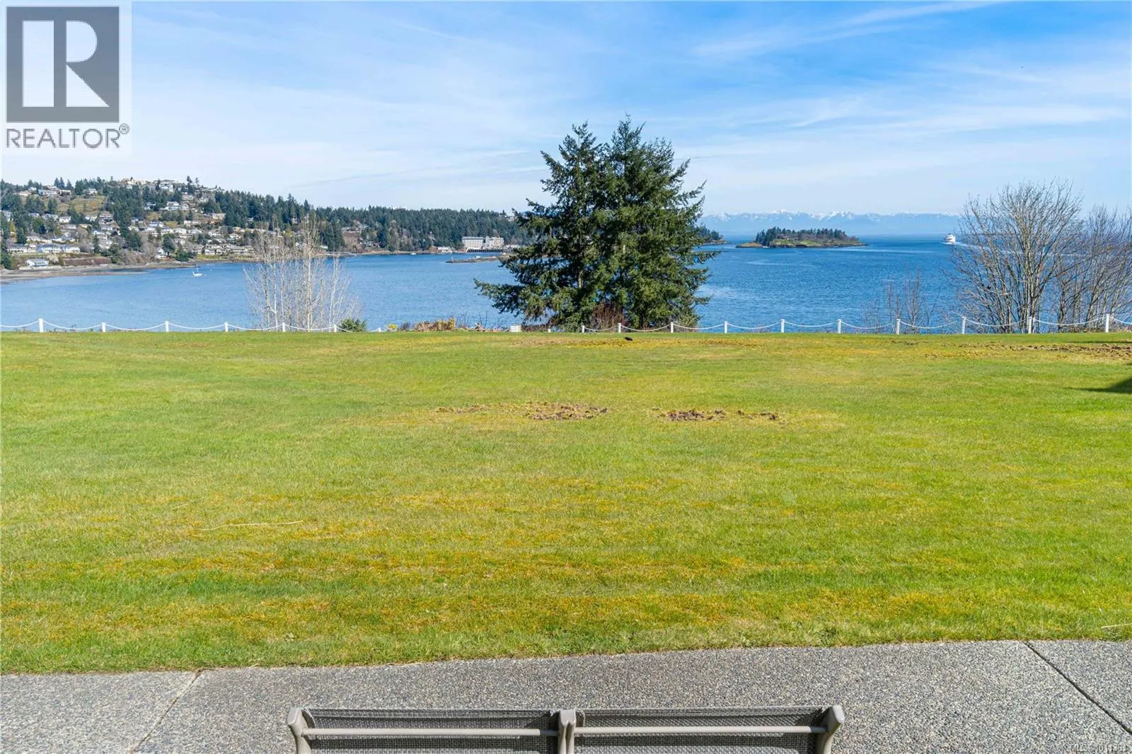606 2562 Departure Bay Rd