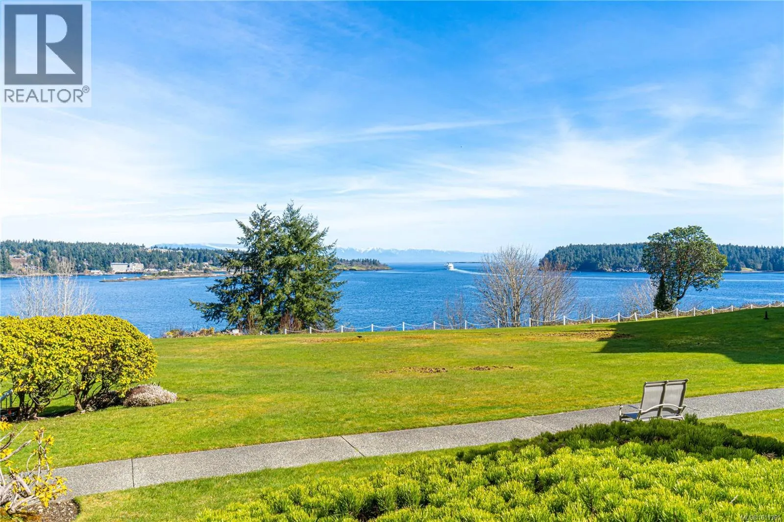 606 2562 Departure Bay Rd