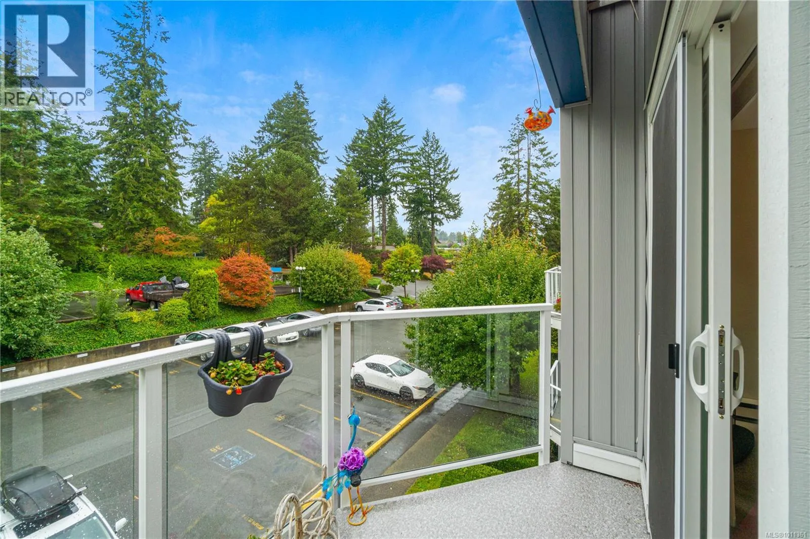 606 2562 Departure Bay Rd
