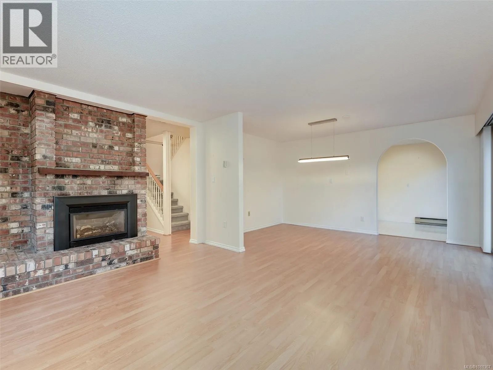 3 949 Pemberton Rd