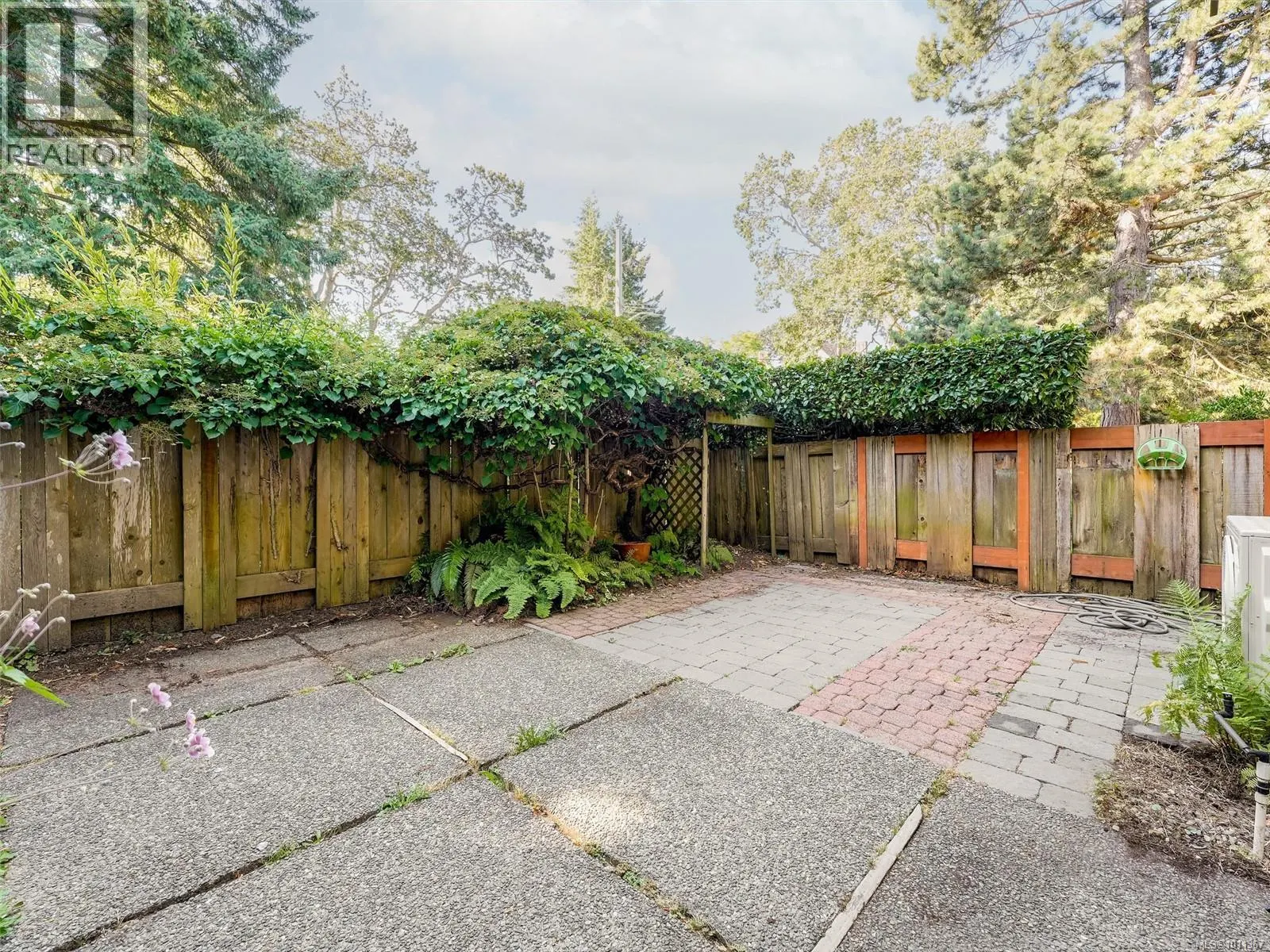 3 949 Pemberton Rd