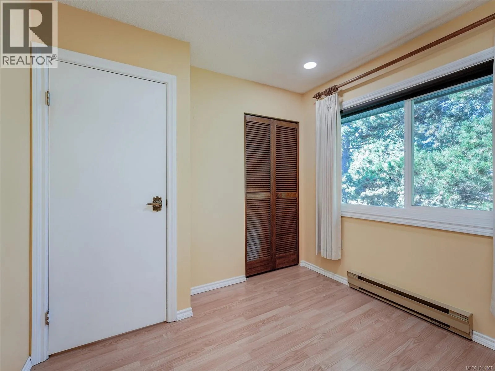 3 949 Pemberton Rd