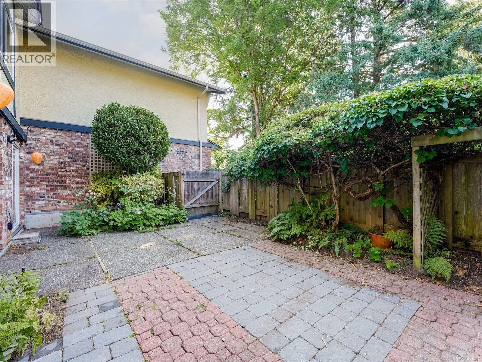 3 949 Pemberton Rd