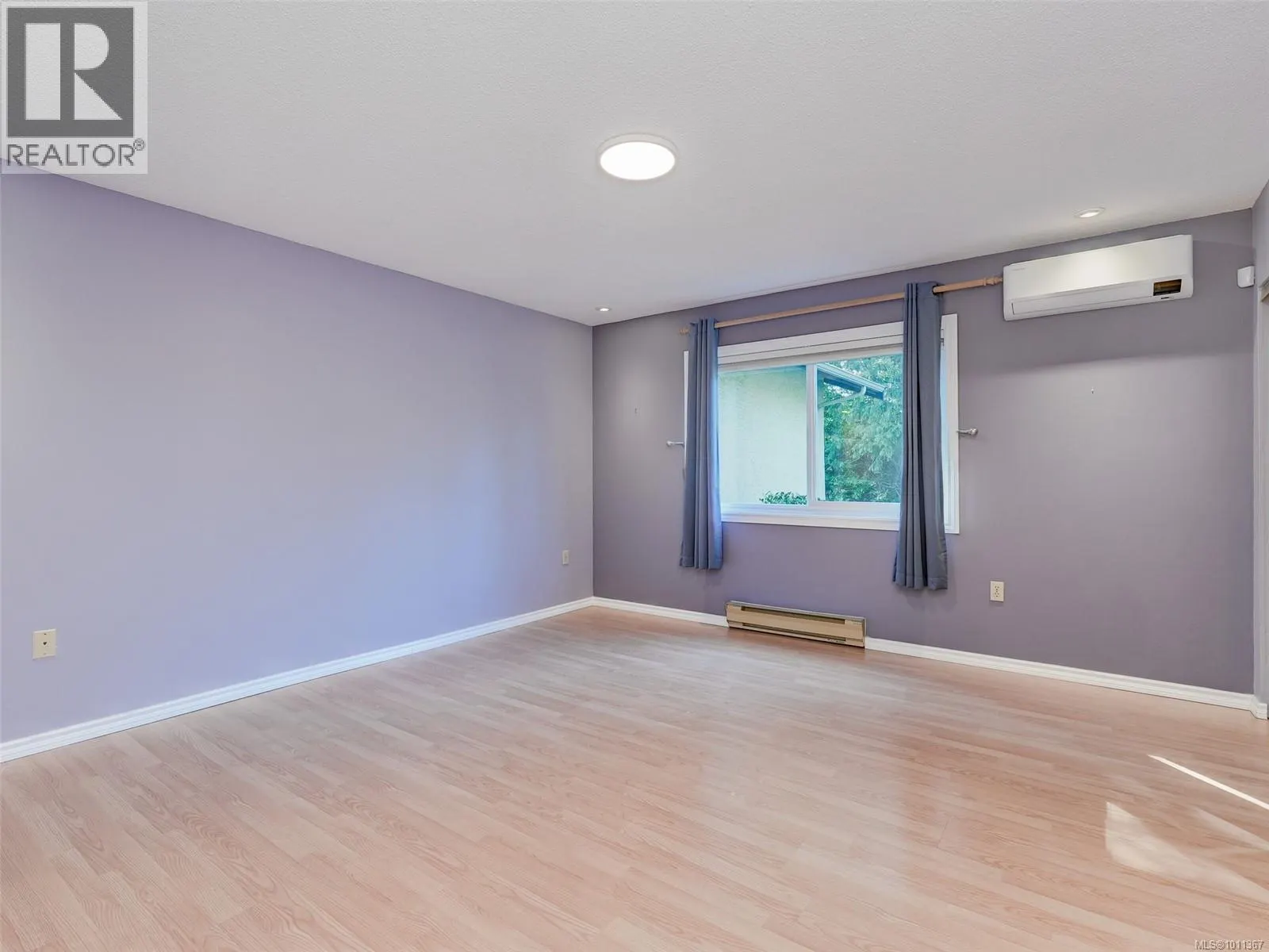 3 949 Pemberton Rd