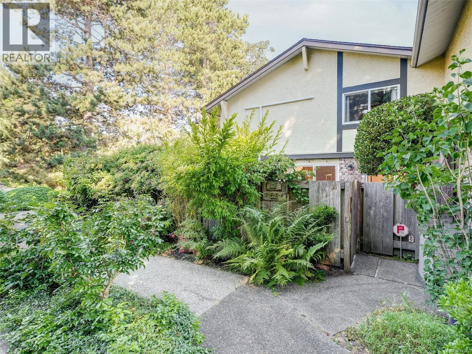 3 949 Pemberton Rd