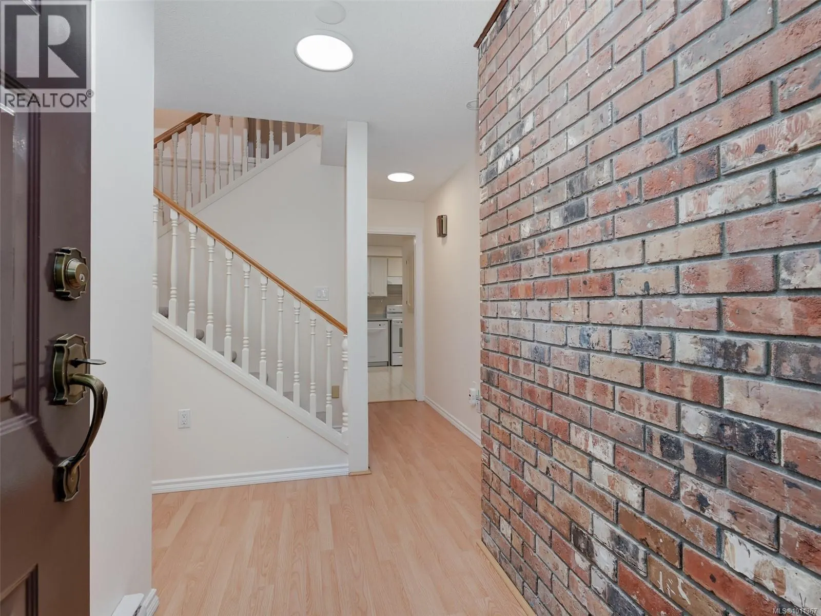 3 949 Pemberton Rd