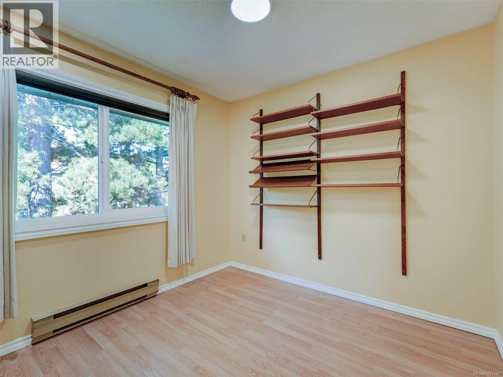 3 949 Pemberton Rd