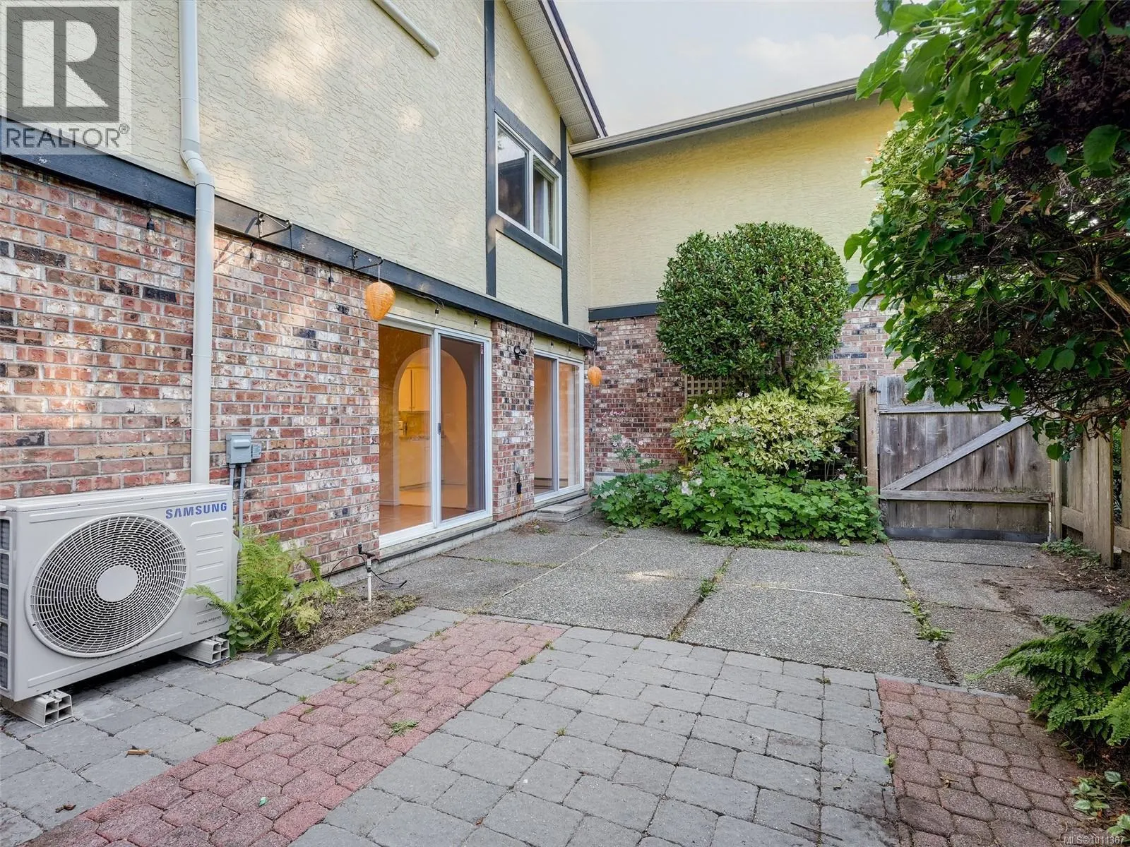 3 949 Pemberton Rd