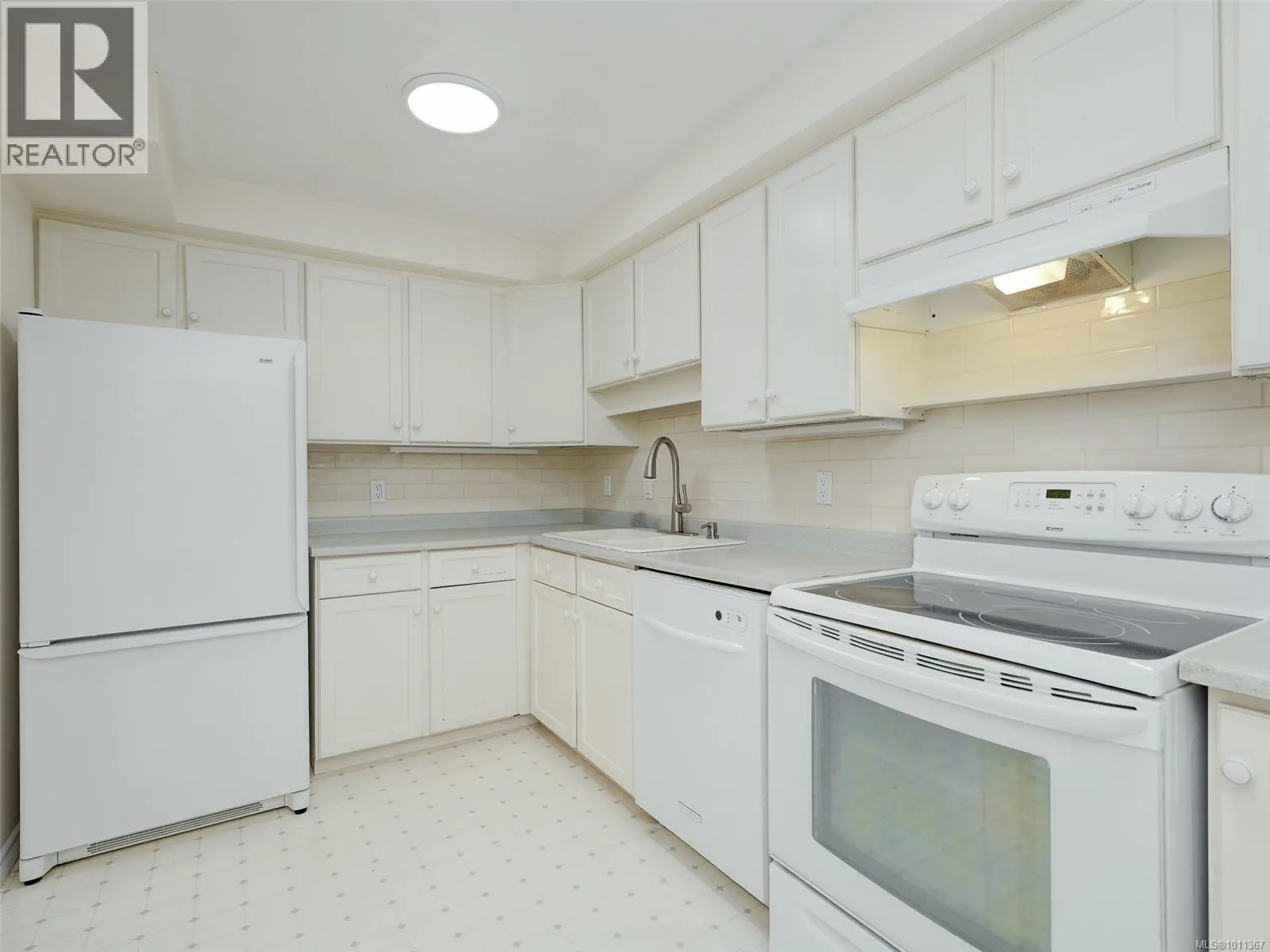 3 949 Pemberton Rd