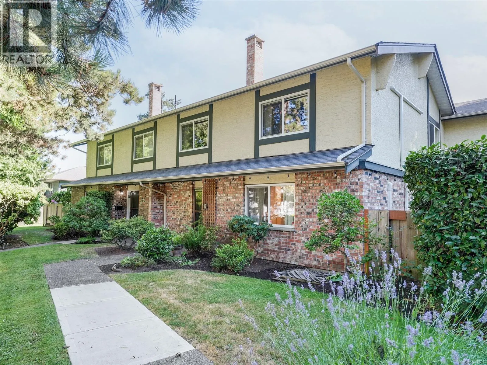 3 949 Pemberton Rd