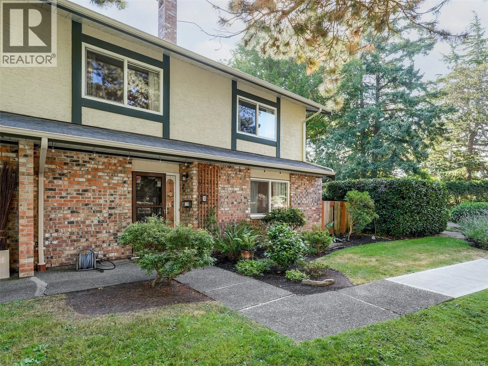 3 949 Pemberton Rd