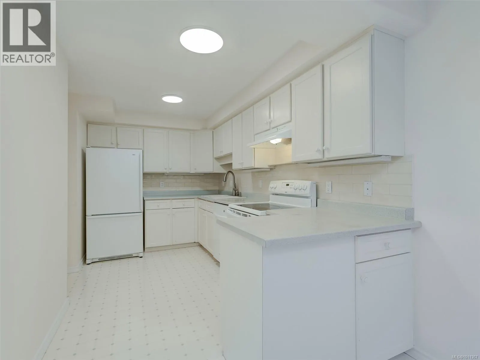 3 949 Pemberton Rd
