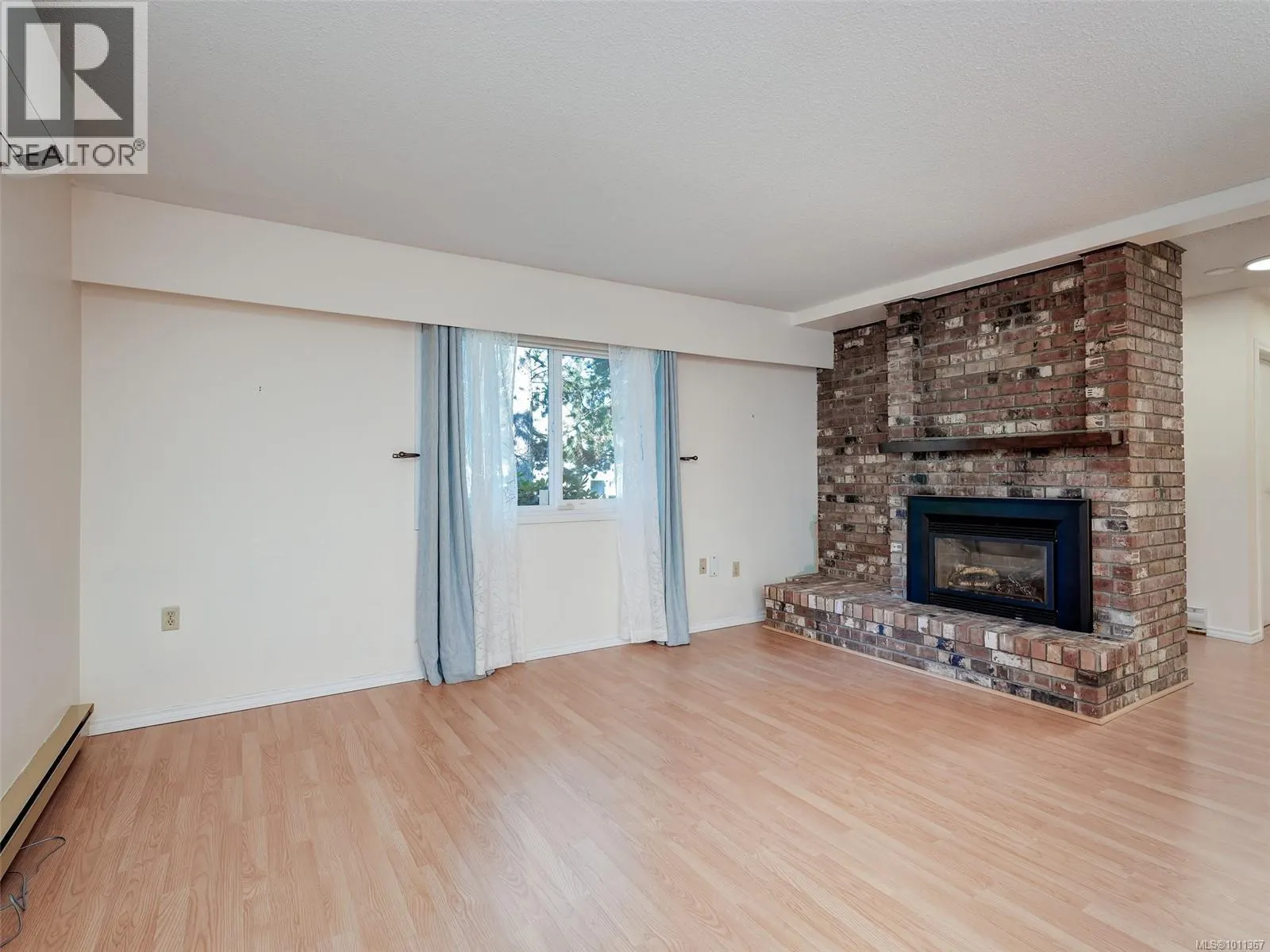 3 949 Pemberton Rd