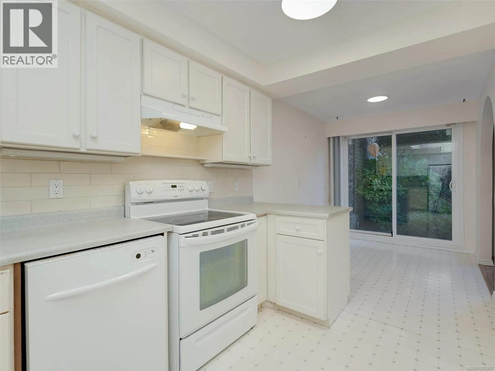 3 949 Pemberton Rd