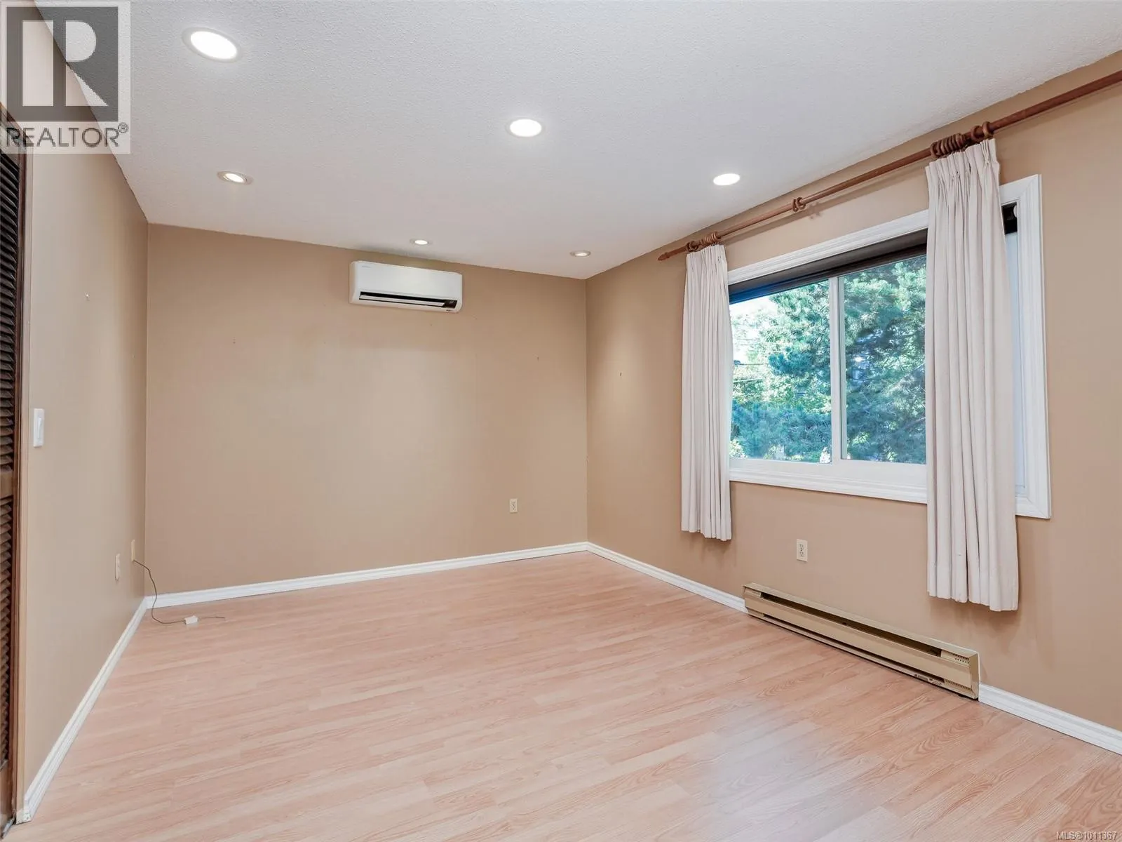 3 949 Pemberton Rd