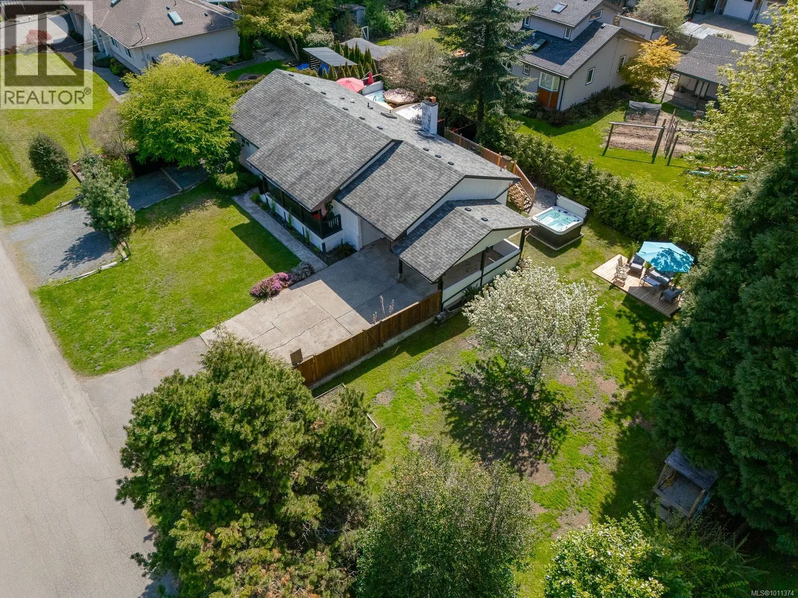 1025 Maple Lane Dr