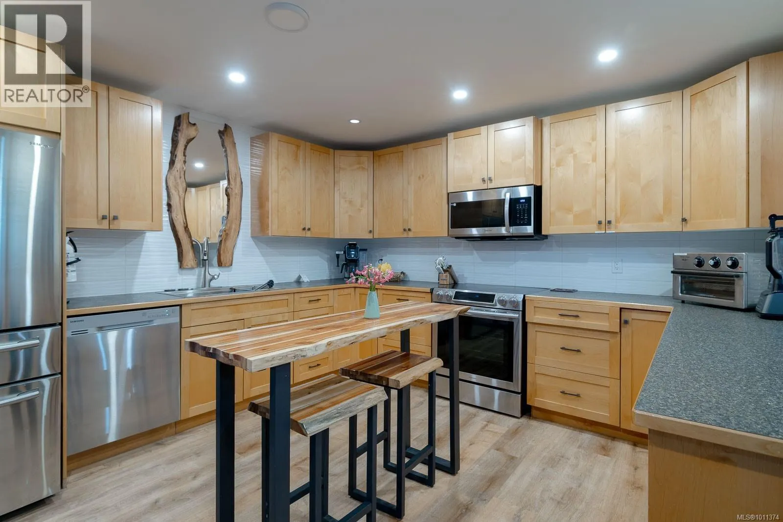 1025 Maple Lane Dr