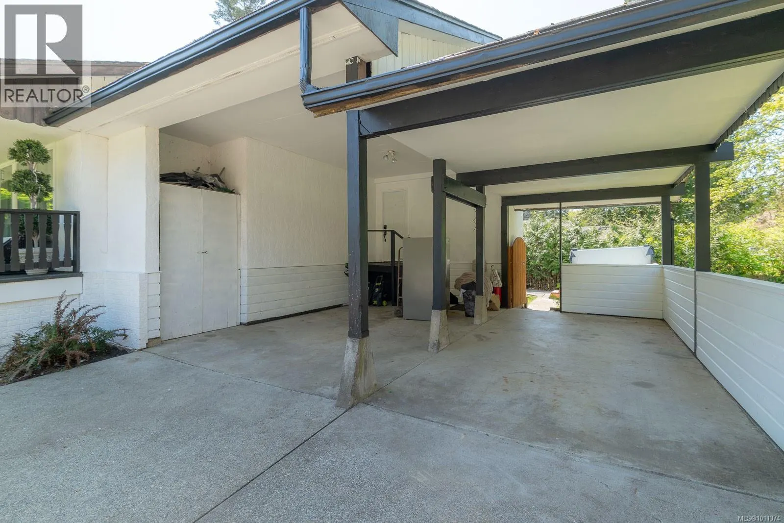 1025 Maple Lane Dr