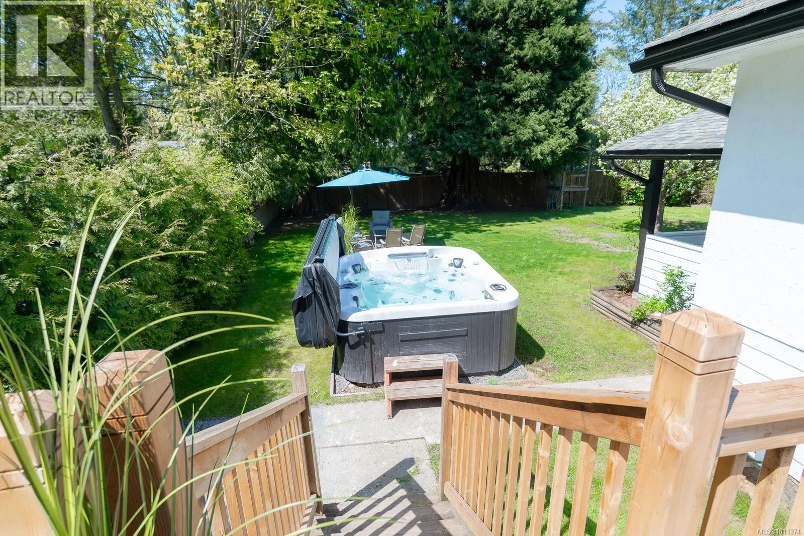 1025 Maple Lane Dr