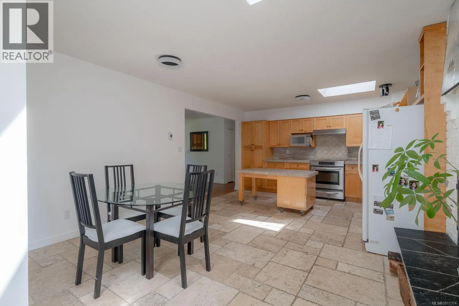1025 Maple Lane Dr