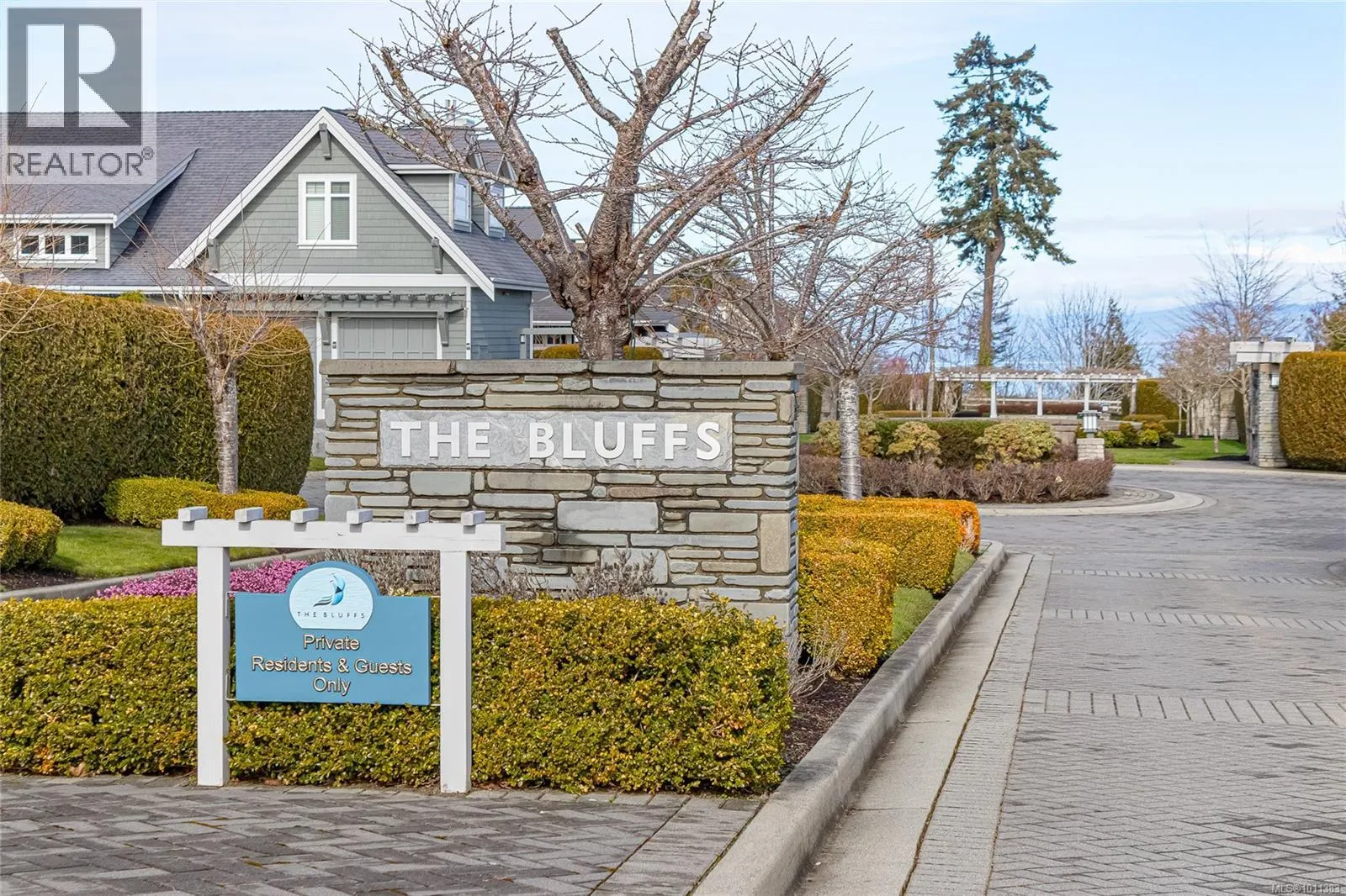 815 Bluffs Dr