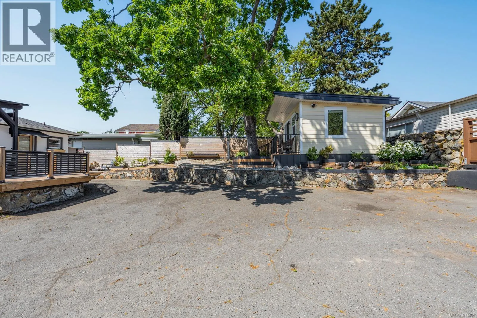 727 Craigflower Rd