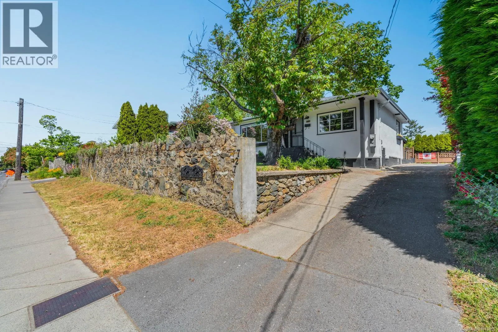 727 Craigflower Rd