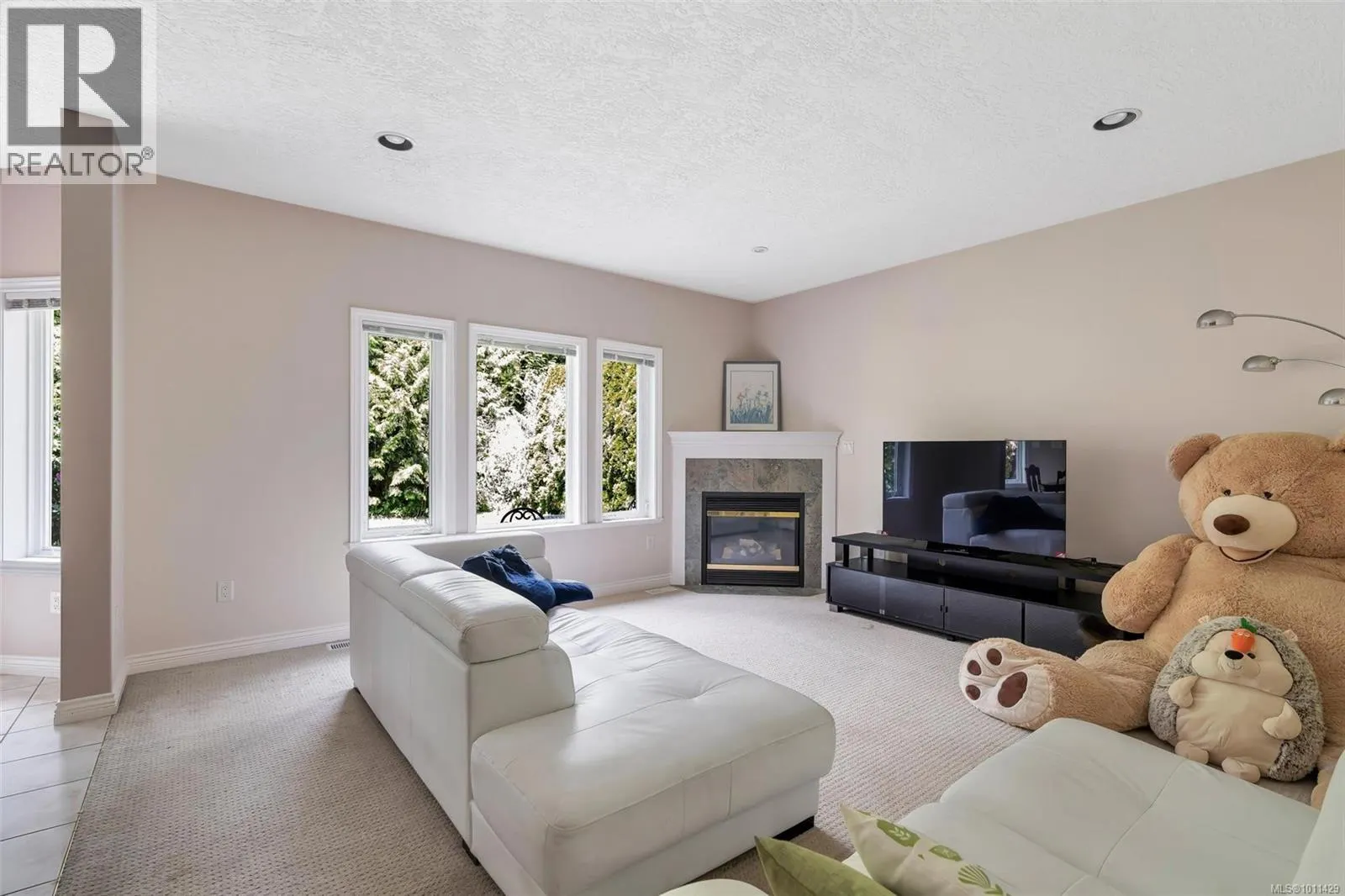 4248 Oakview Close