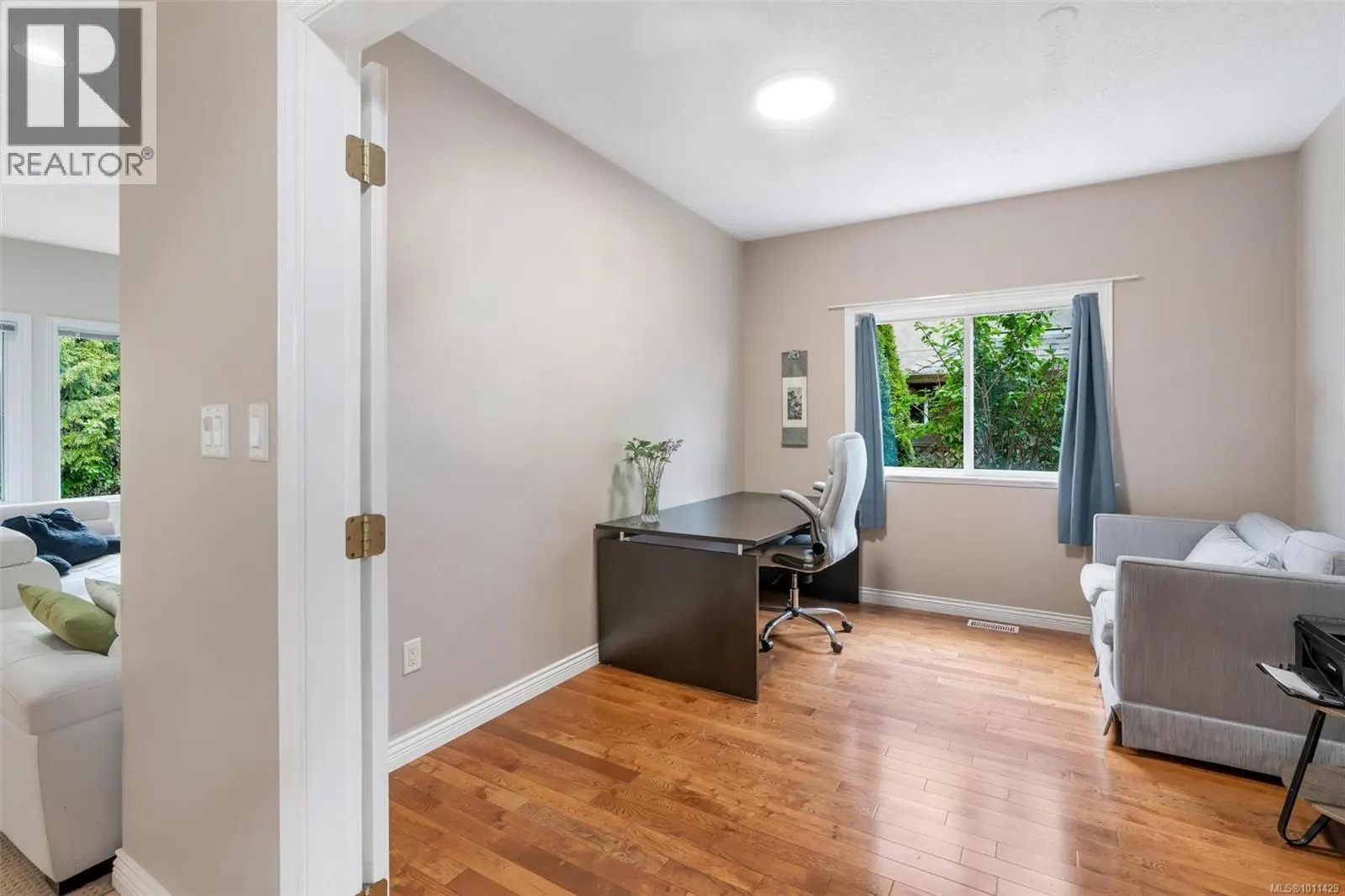 4248 Oakview Close