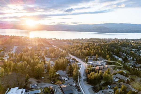 694 Barnaby Road,, Kelowna