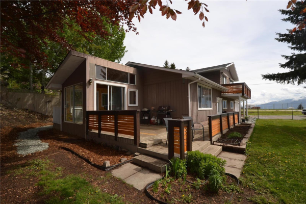 5896 Victoria Street,, Peachland