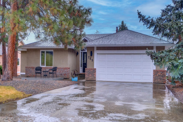 745 Cassiar Crescent,, Kelowna