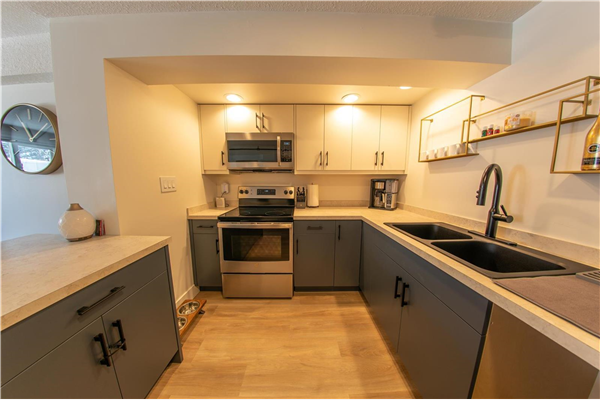 #102 9885 Pinnacles Road,, Vernon