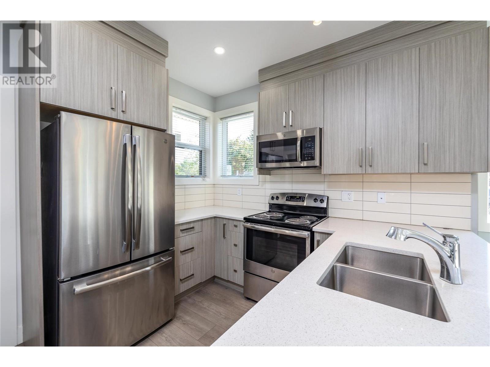 #4 734 Kinnear Avenue,, #4