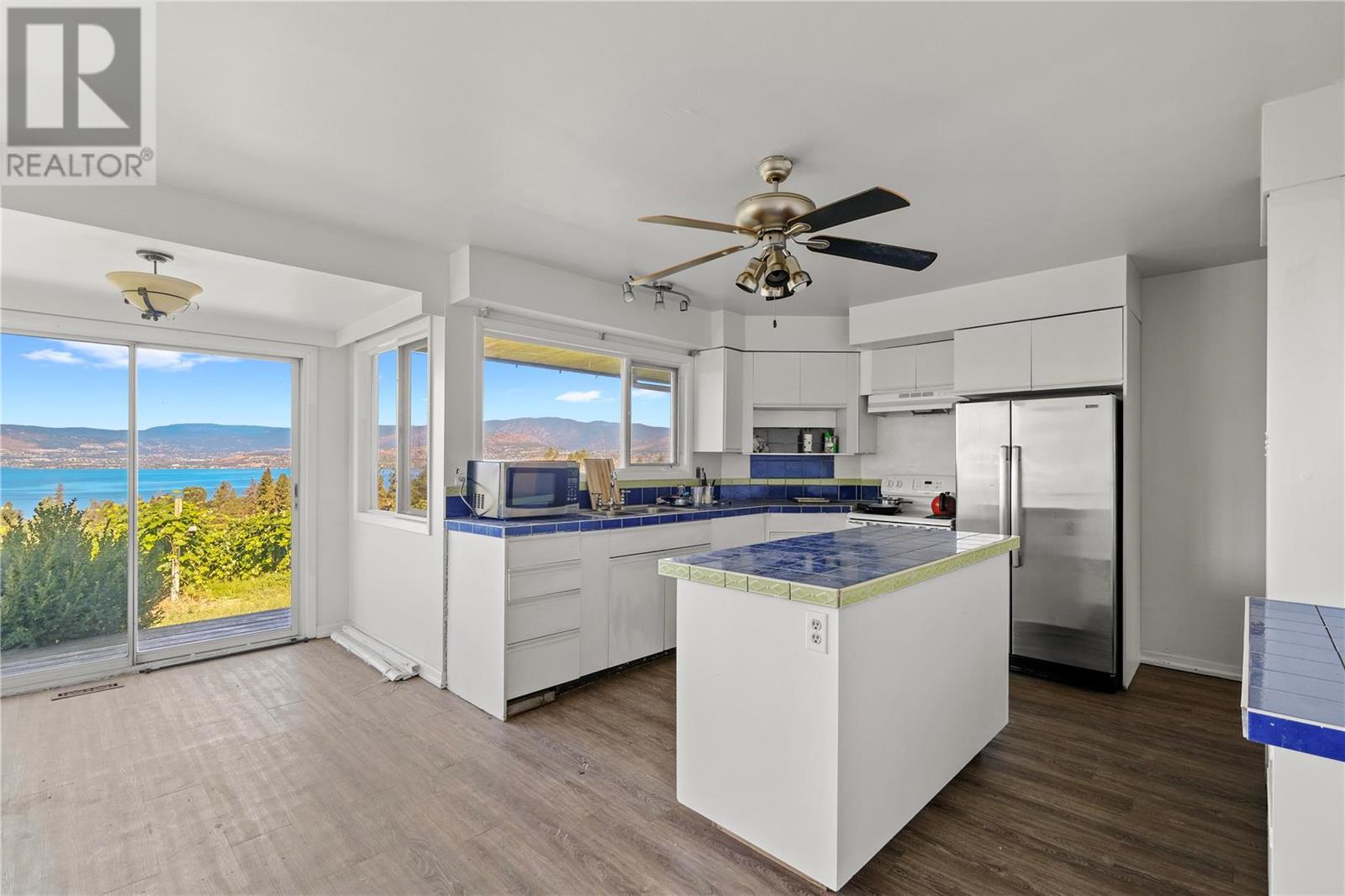 4719 Lakeshore Road,