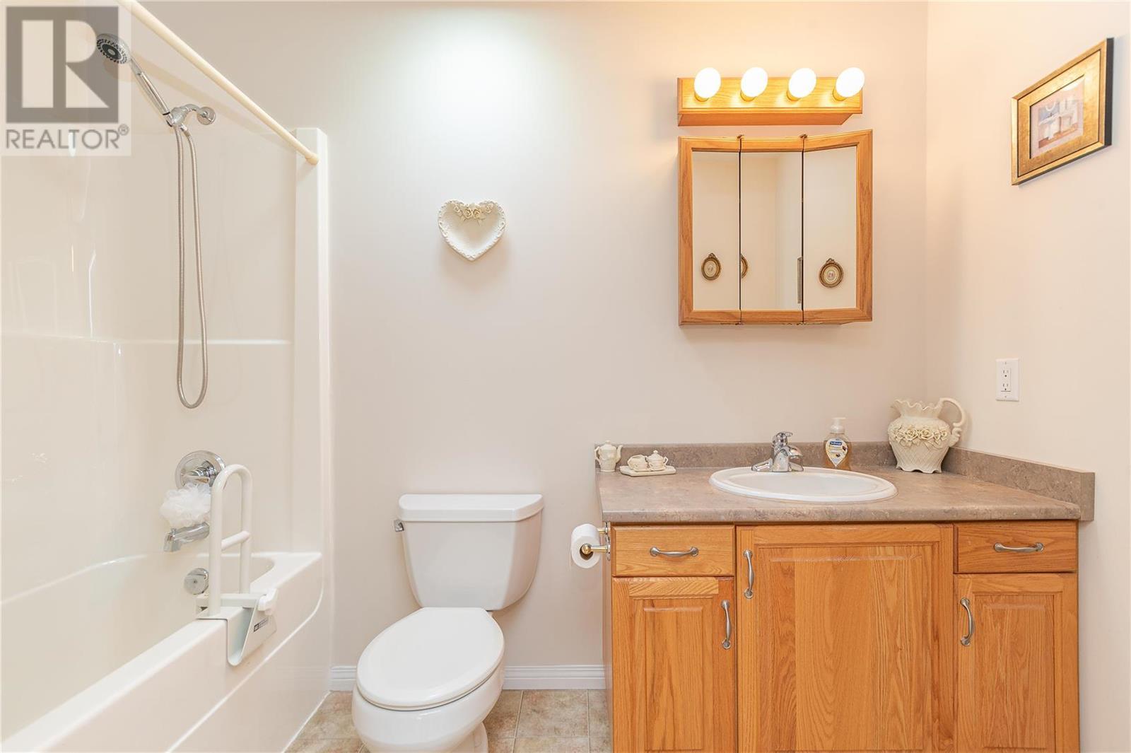 201 Kildonan Avenue Unit# 8, #8