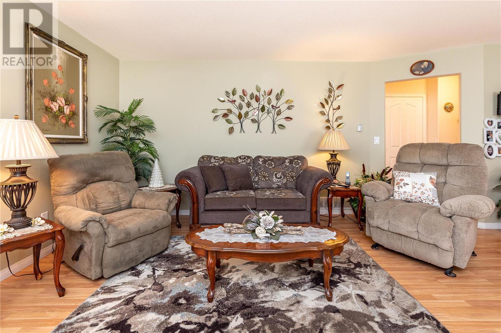 201 Kildonan Avenue Unit# 8, #8