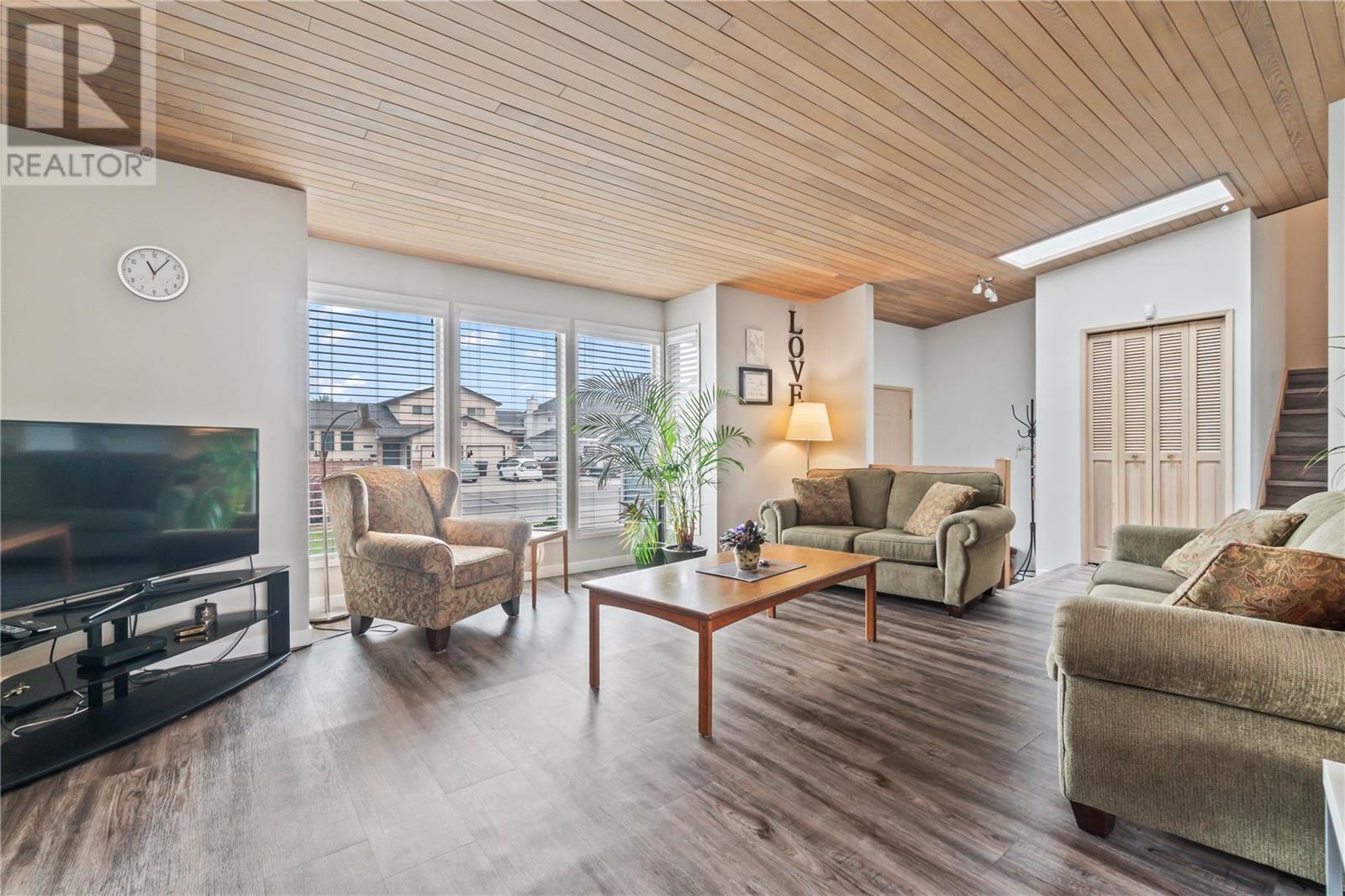 2622 Rhondda Crescent,