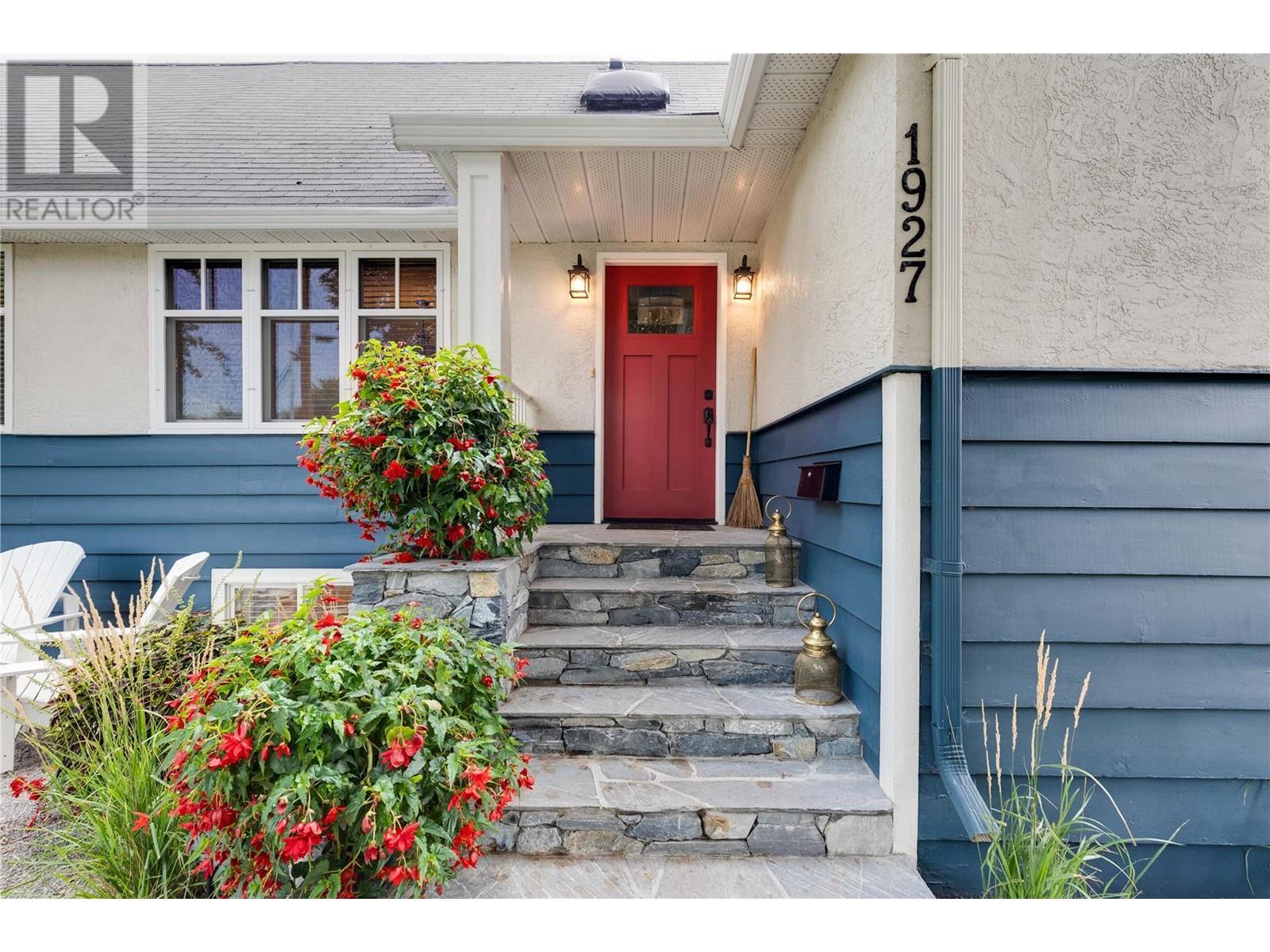 1927 Knox Crescent,