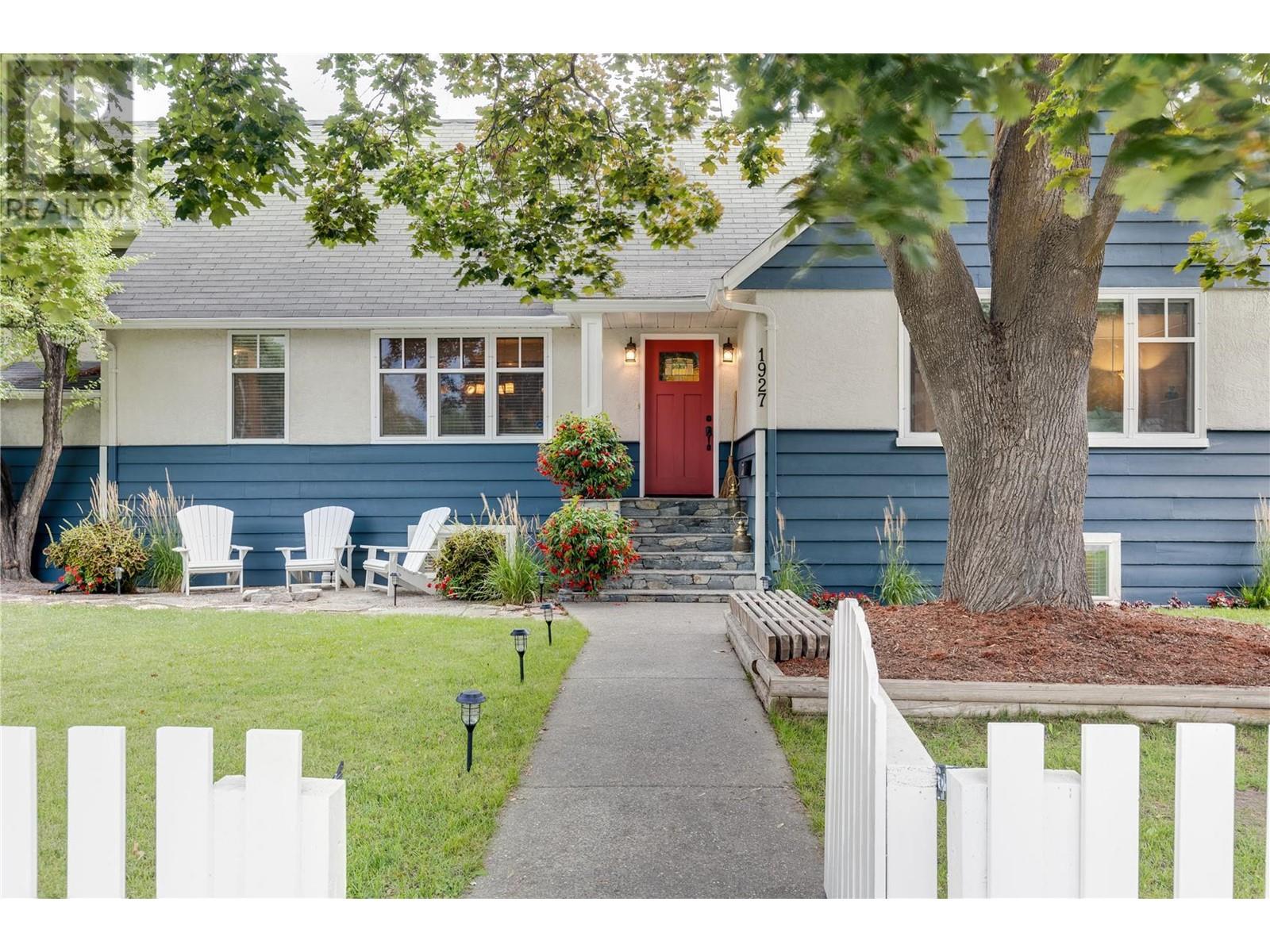 1927 Knox Crescent,