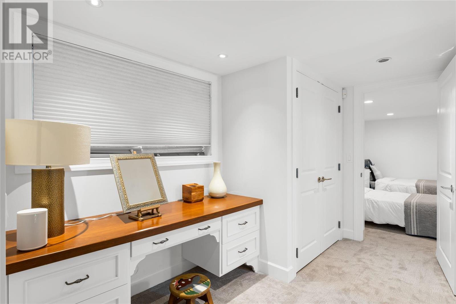 3588 Lakeshore Road