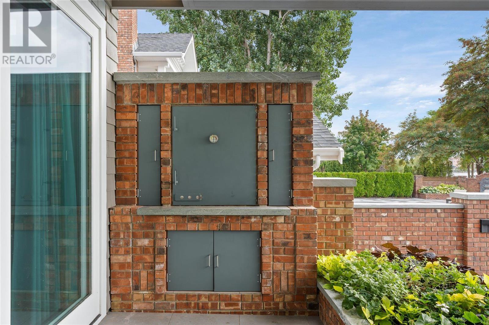 3588 Lakeshore Road