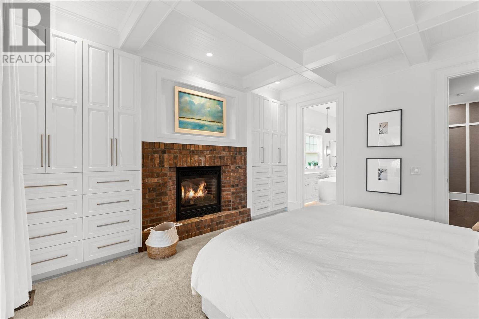 3588 Lakeshore Road