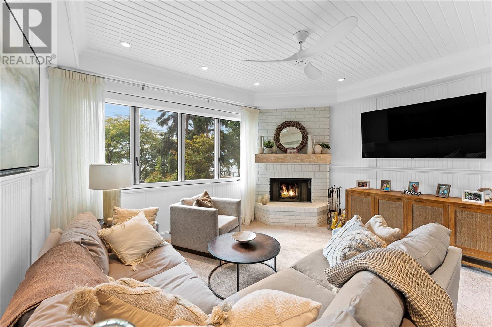 3588 Lakeshore Road