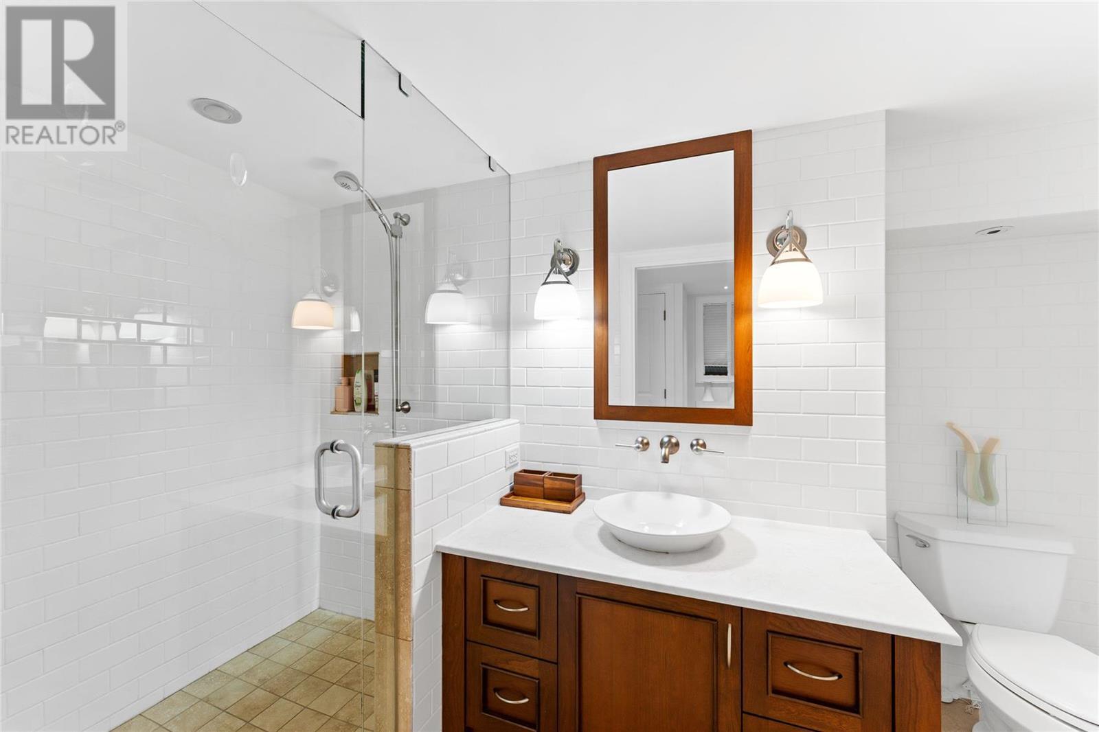 3588 Lakeshore Road