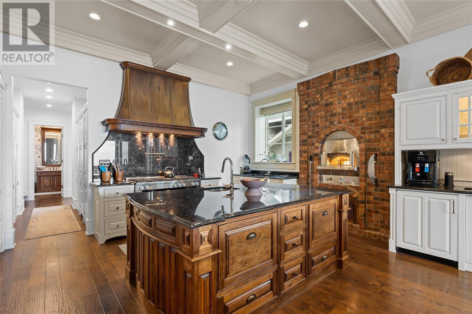 3588 Lakeshore Road
