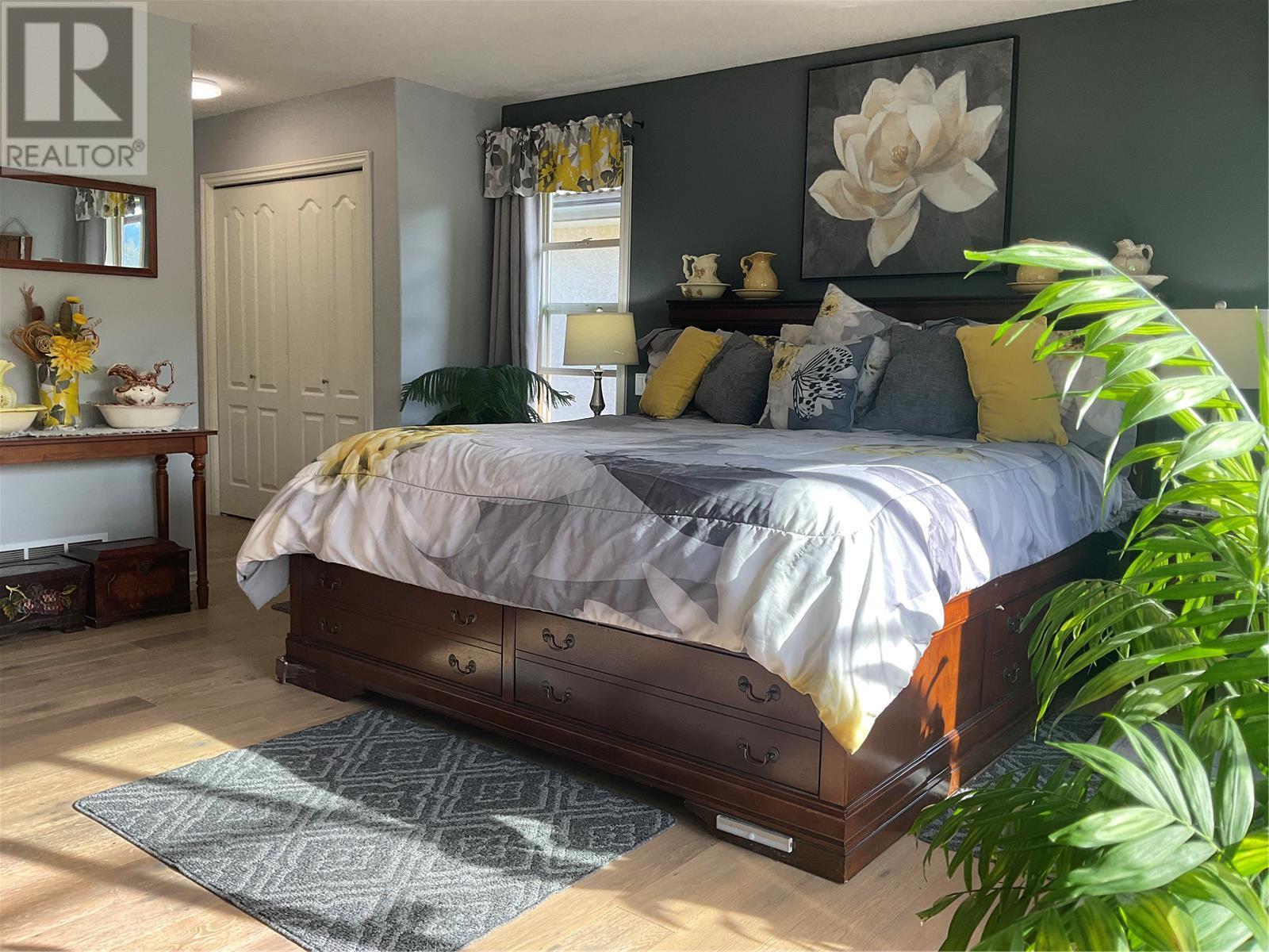 2564 Golf View Crescent