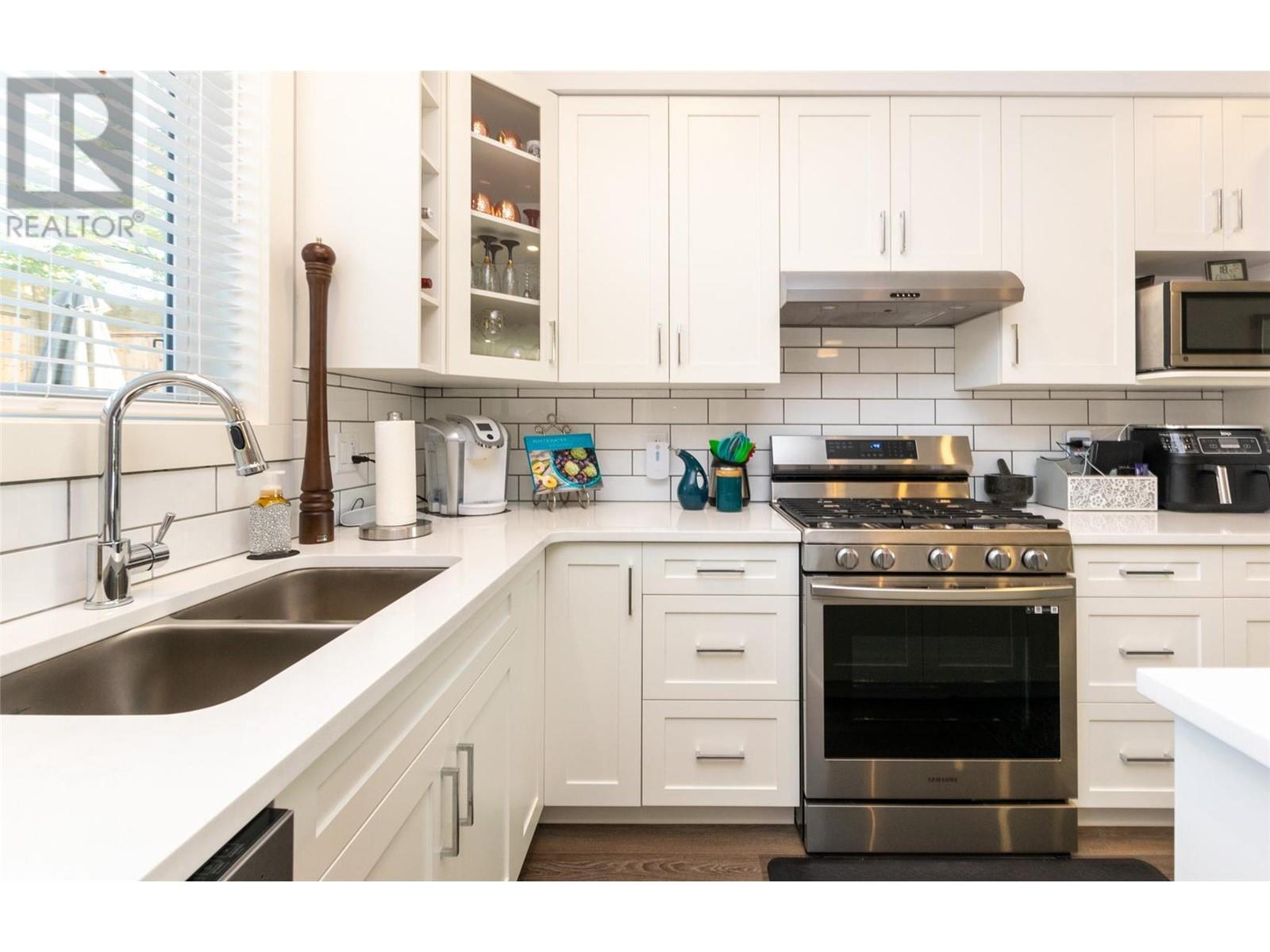 1910 11 Avenue NE Unit# 10, #10